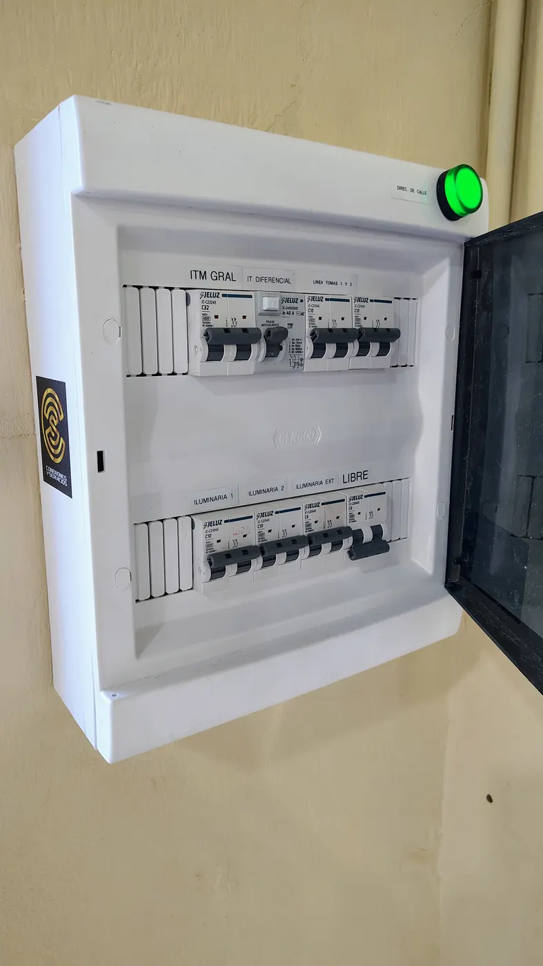 Tablero eléctrico con protecciones diferenciales y termomagnéticas, instalado por Conexiones y Servicios